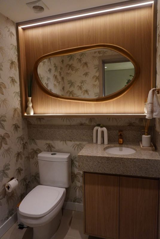 Sanitário com espelho orgânico e papel de parede botânico